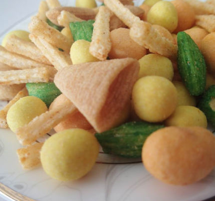 Good Tasty Best Price Chinese Rice Cracker Mix with Nuts Gluten Free Triangle crispy cracker snack