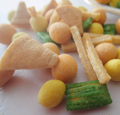 Good Tasty Best Price Chinese Rice Cracker Mix with Nuts Gluten Free Triangle crispy cracker snack
