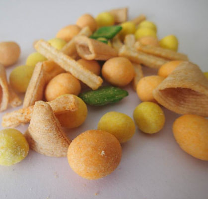 Good Tasty Best Price Chinese Rice Cracker Mix with Nuts Gluten Free Triangle crispy cracker snack
