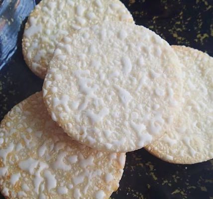 comprar Os biscoitos do arroz de Senbei do sabor do Sweety cortaram o bolo de arroz branco da neve da cookie online manufacture