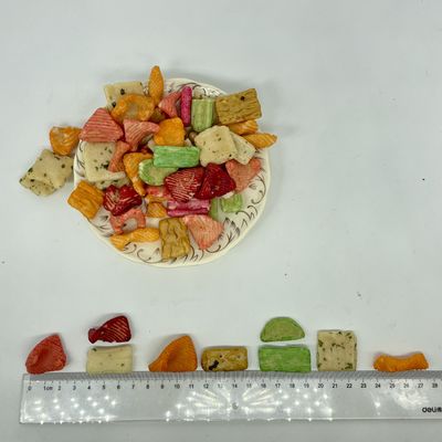 kopen Krullerige gebakken lijmrijke rijst crackers met tapioca zetmeel Meerdere vormen 7,5 kg Bulk verpakking online manufacture