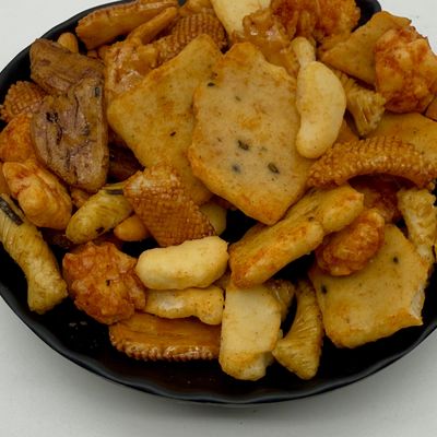 7.5KG Bulk Fried Rice Crackers Crispy Texture Multiple Varieties  12 Months Shelf Life