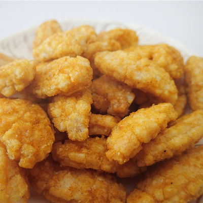 Bom preço O biscoito que japonês do arroz do OEM os petiscos friáveis da grão cozeram biscoitos do arroz soprou petisco on-line