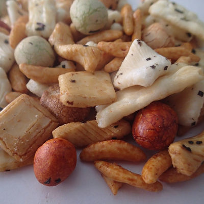 Bon prix Préparation cuite au four japonaise de biscuit de riz de biscuits de riz d'amidon avec les arachides enduites en ligne