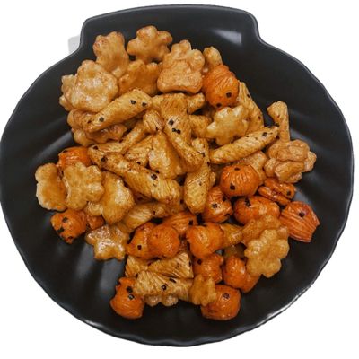 Giá tốt. Một loạt các hương vị hỗn hợp của món ăn nhẹ ngũ cốc bình dân của Nhật Bản trực tuyến