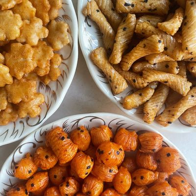 Japanese wholesale customized rice crackers seaweed rice cracker snacks