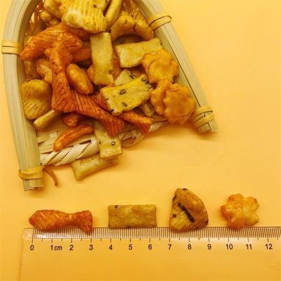 Японские экзотические испеченные шутихи риса смешивания легкой закускы зерна зажаренные в духовке восточные красочные