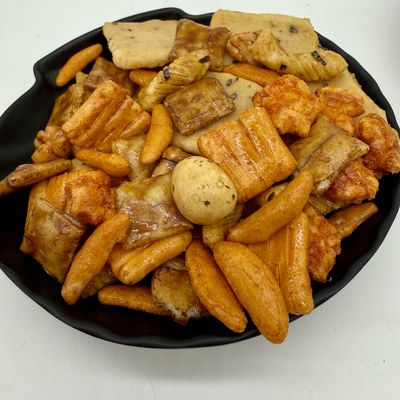 Guter Preis 7.5KG Frittierte Reiskrackereien Kränzliche Textur OEM ODM Hergestellt Online