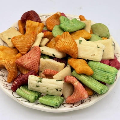 Coloridas galletas de arroz mezcladas.